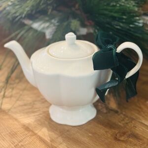 Vintage Godinger and Co. Teapot. Ivory 9.5x6”Ivory. Classic | Timeless. EUC